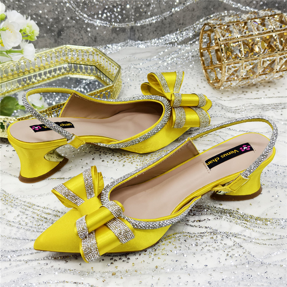Elegantes Set aus gelben Satin – Wedding Vendor Bewertung und Preis