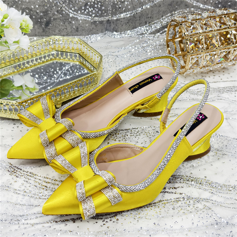 Elegantes Set aus gelben Satin – Wedding Vendor Bewertung und Preis